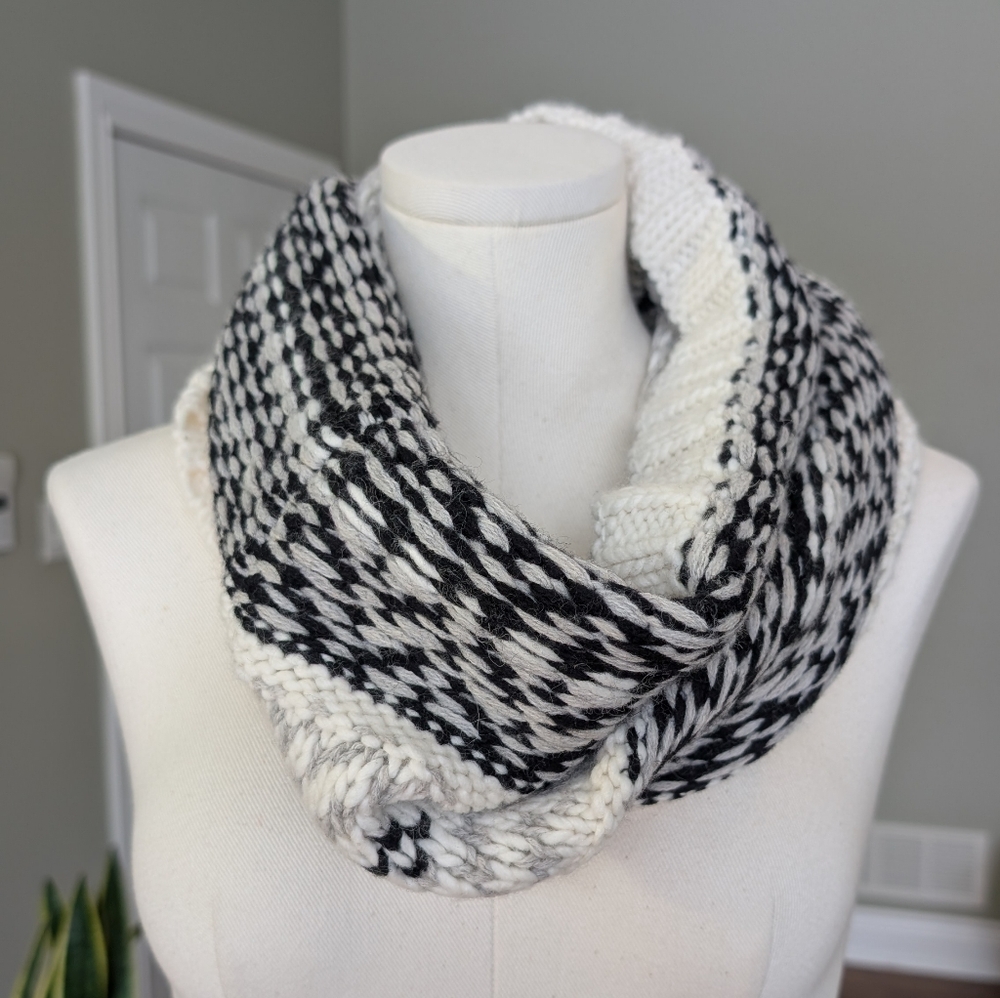 GAP Infinity Scarf Neck Warmer For Winter White And Black Knit NWT